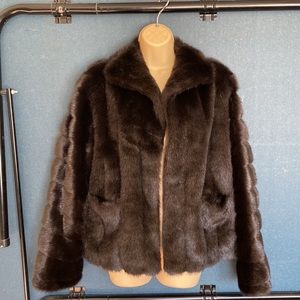Trina Turk size large faux fur fully lined coat Fabulous🥂🥂🥂🥂